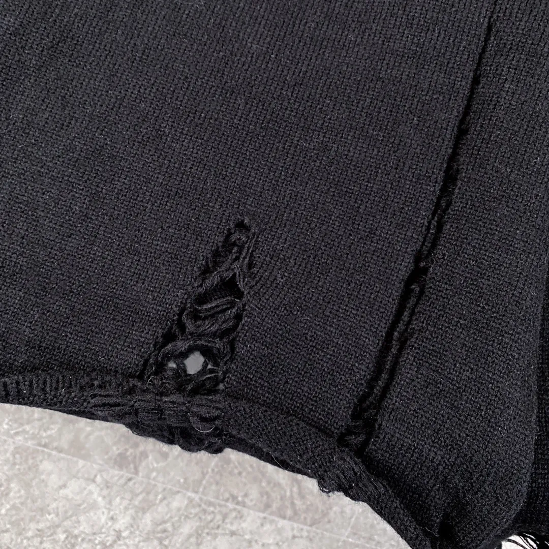 P230 High-quality Chrome Hearts CH Chrome Hearts patchwork cross hole knitted sweater pullover. The popular style is the same for men and women. It is matched with black and white. It looks good in real life. The upper body is good-looking. It looks good in daily wear. It is even more photogenic. It’s hard not to buy it. Buy it for me!!! Believe me, no one can refuse such a long Chrome Hearts jacket. The version has been expanded based on the old version. The upper body is loose and stylish, and the hem is expanded to a casual design. Fat people look extremely slim, thin people have limited height and high-end. Ten thousand yuan ZP printing, 1:1 perfect restoration, looks good when worn alone or stacked, can be easily controlled by both men and women. If you care more about quality, you must also respect the price. It is completely different from the thin see-through bottoms and junk products on the market that pill when worn. If the style makes you shine at a glance, then quality is what you should pay more attention to. Compared with price, we focus on quality. Customers who have received my products all know it. ️️️ Sweaters on the market are generally made of bract core yarn. We use modal. The advantages over core-spun yarn are very intuitive: high cost, high price, high density, relatively expensive for developers, and let us make a lot less money. In addition, it is delicate, has no scum on the upper body, resists pilling, and is high-end. We are conscientious sellers and do not use core-spun yarn. Apart from being cheap, core-spun yarn is really useless. It shrinks, pills, hooks, and makes people pierced. He is proficient in everything. It is 2024. Who doesn’t want to look decent when they go out? Quality determines the upper body effect. No matter how bad the quality, the best style is still the temperament of the urban-rural fringe. We only do long-term business. Quality determines character. Take it back and wear it with confidence and wash it. The quality of the pattern will definitely make your eyes shine. We only make the right version of high quality. We make high-end hard goods. Reject junk goods and reject fast food. Conscientious quality and conscientious price. You deserve it!  Color: Black White Gray Red Size: S M L